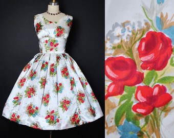 Vintage 1950s Floral Red ROSE Print Vestido de fiesta / 50s Bouquet Roses Sundress Cinturón Falda completa Cóctel Jardín Boda Fiesta nupcial PEQUEÑA