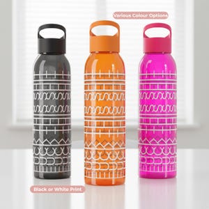 Puede incluir: Tres botellas de agua en negro, naranja y rosa, cada una con un patrón geométrico blanco. Las botellas tienen tapas y asas del mismo color. El texto "Various Colour Options" y "Black or White Print" es visible.