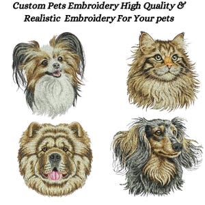 Op de afbeelding: Geborduurde portretten van een hond en een kat, met de tekst "Custom Pets Embroidery High Quality & Realistic Embroidery For Your pets". De portretten omvatten een Papillon, een tabby kat, een Chow Chow en een Teckel.