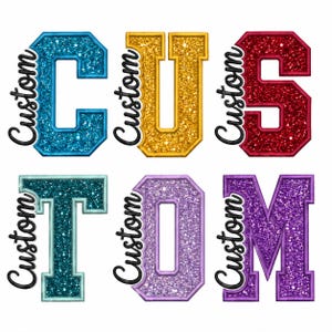 Può includere: Sei lettere in stile varsity che compongono la parola CUSTOM, disposte su due righe. Ogni lettera presenta una consistenza glitterata e un bordo solido. Le lettere sono di colore blu, oro, rosso, verde acqua, viola chiaro e viola scuro.