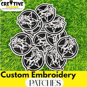 Puede incluir: Un conjunto de parches de bordado personalizados en blanco y negro. Cada parche presenta un diseño circular con un pentagrama y una ilustración detallada. Los parches están esparcidos sobre hierba verde. Se muestra el texto "Custom Embroidery Patches".