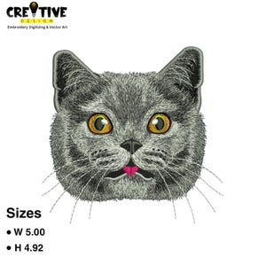Könnte beinhalten: Gesticktes Design eines grauen Katzengesichts mit großen, ausdrucksstarken gelben Augen und einer rosa Zunge. Das Design ist 12,7 cm breit und 12,5 cm hoch. Der Text "CREATIVE DESIGN" und "Embroidery Digitizing & Vector Art" stehen oben.