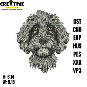 Pode incluir: Design de bordado detalhado do rosto de um cão com pelo cinza e preto e olhos castanhos. O design inclui o texto "CREATIVE DESIGN" e dimensões de 15,6 cm de altura e 13,2 cm de largura.