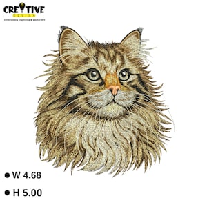 Puede incluir: Bordado detallado de la cara de un gato, con tonos marrones, beige y crema. El gato tiene ojos grandes y expresivos y largos bigotes. La imagen incluye el texto "CREATIVE DESIGN" y "Embroidery Digitizing & Vector Art". El gato mide 11,89 cm de ancho y 12,70 cm de alto.