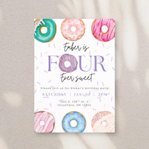 Pode incluir: Um convite de aniversário com donuts em aquarela rosa, azul e verde, com granulado. O texto diz "Ember is FOUR Ever sweet" e inclui detalhes da festa para o quarto aniversário.