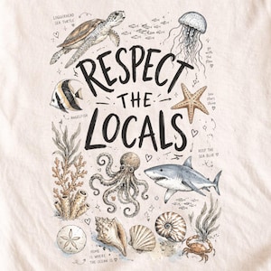 Peut inclure: Un t-shirt beige clair avec une impression graphique noire portant le texte "RESPECT THE LOCALS" entouré d'illustrations détaillées de vie marine, notamment une tortue de mer, une méduse, une étoile de mer, une pieuvre, un requin et des coquillages.