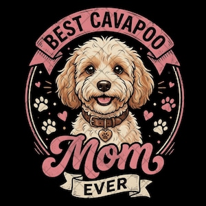 Pode incluir: Um design gráfico com um cão Cavapoo castanho claro com uma coleira castanha e uma etiqueta em forma de coração. O texto diz BEST CAVAPOO mom EVER. O design inclui fitas cor-de-rosa, pequenos corações cor-de-rosa e pegadas brancas.