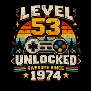 Op de afbeelding: Een grafisch ontwerp met de tekst LEVEL 53 UNLOCKED AWESOME SINCE 1974, een gepixelde videogamecontroller, een zonsondergangachtergrond met silhouetten van bomen en sterren, alles in een verweerde, meerkleurige retrostijl uitgevoerd.