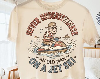 Onderschat nooit een oude man op een jetski PNG, grappig ontwerp voor sublimatie met afbeeldingen van het leven aan het meer, bootafbeelding, retro papa PNG, digitale download
