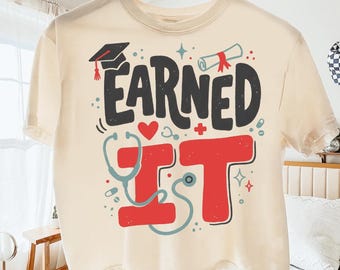 Verpleegkundige diploma-uitreiking PNG, Verpleegkundige met onderscheiding PNG, Clipart van afgestudeerde verpleegkundige, Sublimatie voor afgestudeerde arts, Retro verpleegsters T-shirt ontwerp digitale download