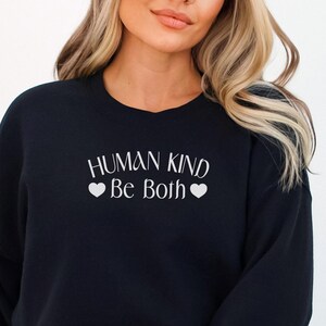 Be Kind-sweater: inspirerende uniseks top van katoenmix