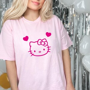 ハローキティ カスタム ベラ キャンバス Tシャツ、パーソナライズ ファン Tシャツハローキティ シャツ、ハローキティ マッチング シャツ、ハローキティ Tシャツ、ハローキティ 画像 2