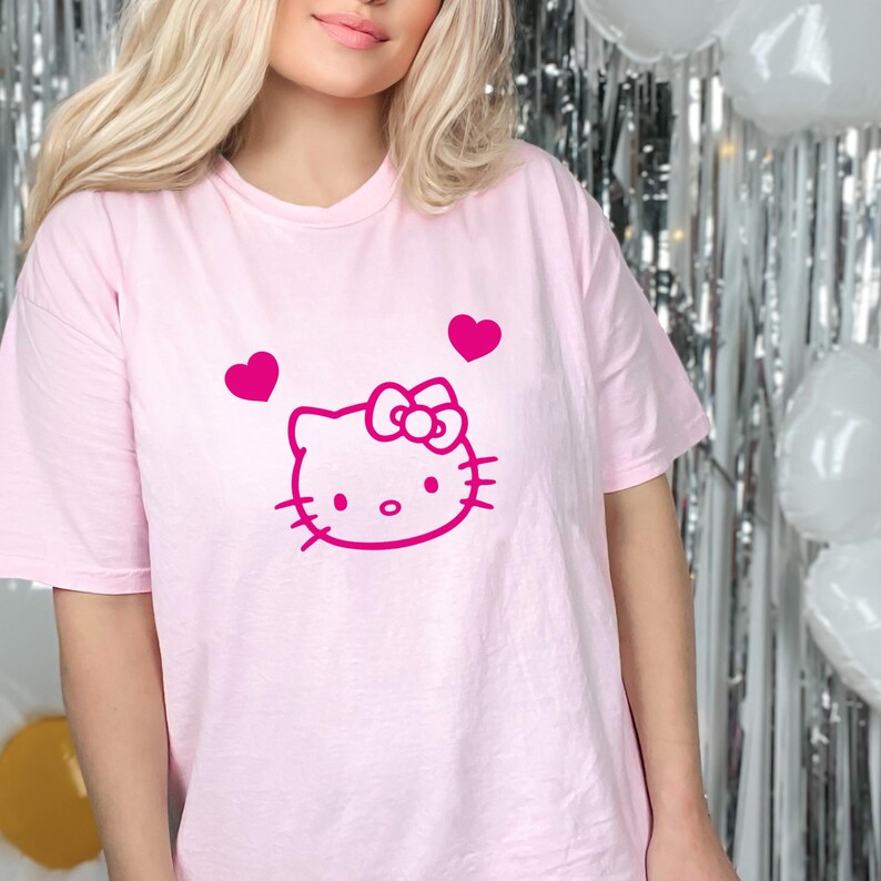 ハローキティ カスタム ベラ キャンバス Tシャツ、パーソナライズ ファン Tシャツハローキティ シャツ、ハローキティ マッチング シャツ、ハローキティ Tシャツ、ハローキティ 画像 2