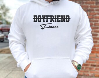 Vriendje met verloofde hoodie, vriendin met verloofde hoodie, verloofde hoodie, cadeau voor verloofde, koppel bijpassende, verlovingscadeau