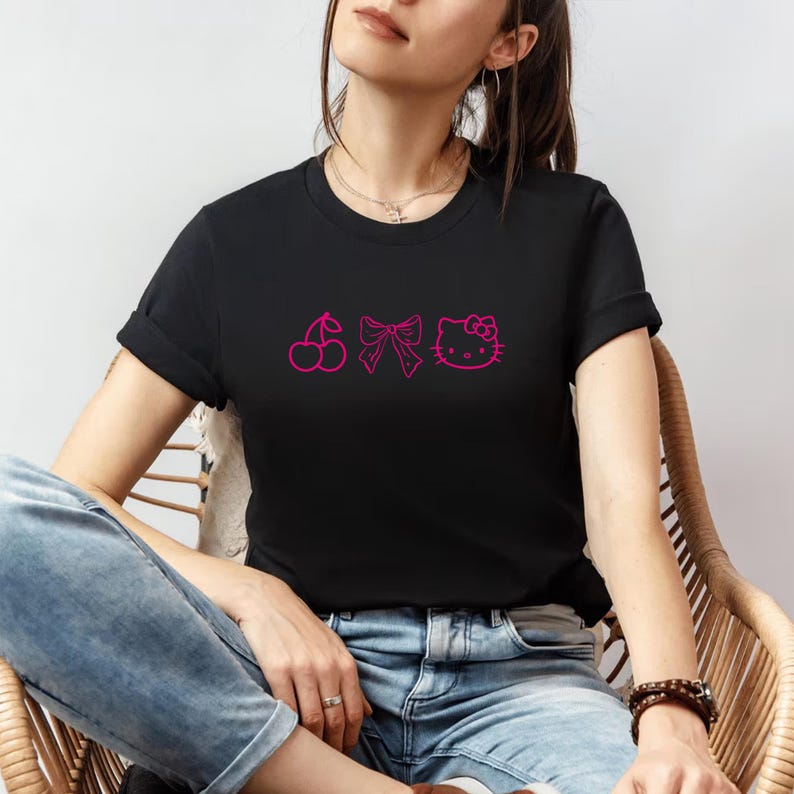 Pu&ograve; includere: T-shirt nera con grafica rosa a ciliegia, fiocco e Hello Kitty. La maglietta a maniche corte &egrave; realizzata in materiale morbido. Il disegno &egrave; centrato sul petto. Un capo d'abbigliamento casual.