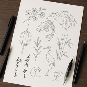 以下が含まれることがあります： 日本のテーマの黒い線画イラストが描かれた紙。鯉、桜、提灯、竹、鶴、波などのデザイン。黒いペンが2本あります。