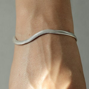 BOLD - Curve Silberarmband - Flaches Sterling Silber Fischgrät Schlangenkette Armband
