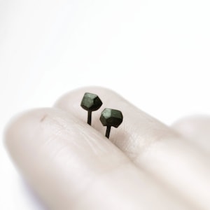 Roches noires - boucles d'oreilles en argent sterling oxydé à facettes - clous d'oreilles en argent sterling oxydé à facettes - clous minimalistes