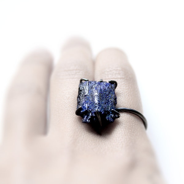 Roccia. anello in argento ossidato blu azzurrite