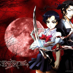 Op de afbeelding: Anime-stijl illustratie met twee figuren tegen een rode achtergrond met een volle maan. Een persoon in schooluniform houdt een zwaard vast. De andere figuur draagt een zwart pak. Het woord "Blades+" staat onderaan.