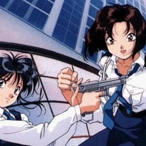 Puede incluir: Ilustración de estilo anime con dos mujeres jóvenes con camisas blancas, faldas azul oscuro y corbatas. Una sostiene una pistola plateada, mientras que la otra parece estar ayudando. El fondo muestra un edificio moderno con cielo azul.