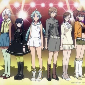 以下が含まれることがあります： 様々な衣装を着た7人のキャラクターのアニメ風イラスト。キャラクターはステージのような背景を背景に一列に並んでいます。衣装には、青、黒、白、オレンジなど、さまざまな色のスカート、ドレス、ジャケットが含まれます。各キャラクターはユニークな髪型と履物をしています。