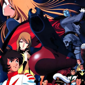 Puede incluir: Ilustración de estilo anime que representa a un grupo de personajes en un entorno espacial. La obra de arte presenta una variedad de individuos, incluyendo una mujer rubia, un hombre con uniforme militar y otros con atuendos futuristas, sobre un fondo azul oscuro.