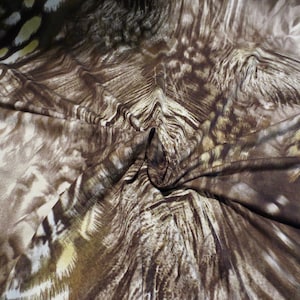 Prachtige Taupe met groene grote veren dierenprint Rayon en Lycra Jersey gebreide stof uit Italië - op maat gesneden