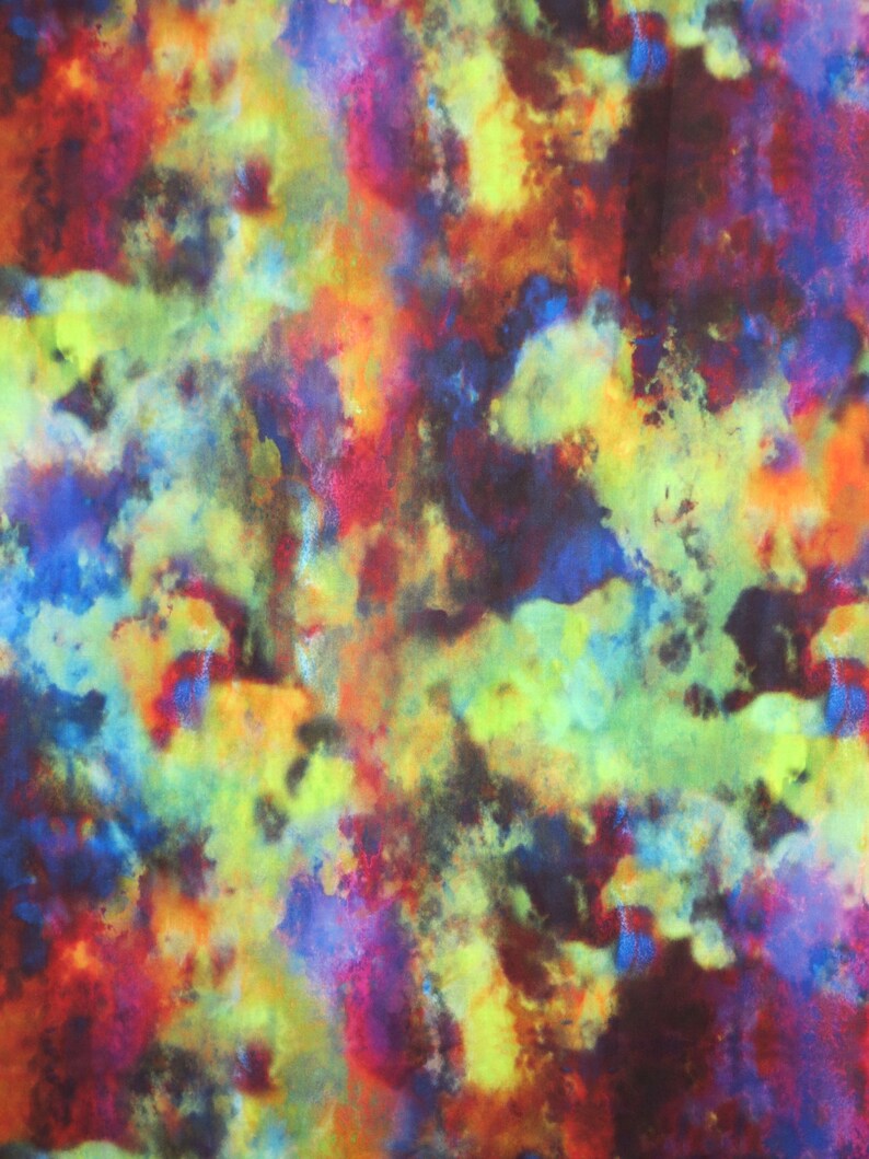 Puede incluir: Pintura abstracta de acuarela con una paleta de colores vibrantes de azul, verde, amarillo, naranja, rojo y morado. Los colores se mezclan en un patr&oacute;n de remolino ca&oacute;tico, creando una sensaci&oacute;n de movimiento y energ&iacute;a.