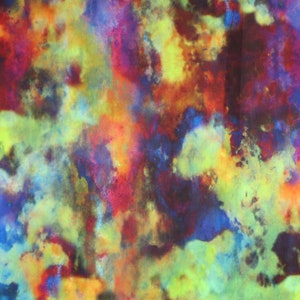 Puede incluir: Pintura abstracta de acuarela con una mezcla vibrante de colores, incluyendo amarillo, naranja, rojo, azul y morado. Los colores se mezclan en un patr&oacute;n arremolinado y ca&oacute;tico, creando una sensaci&oacute;n de movimiento y energ&iacute;a.