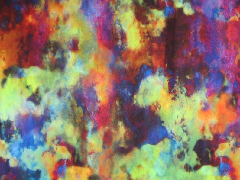 Puede incluir: Pintura abstracta de acuarela con una mezcla vibrante de colores, incluyendo amarillo, naranja, rojo, azul y morado. Los colores se mezclan en un patr&oacute;n arremolinado y ca&oacute;tico, creando una sensaci&oacute;n de movimiento y energ&iacute;a.