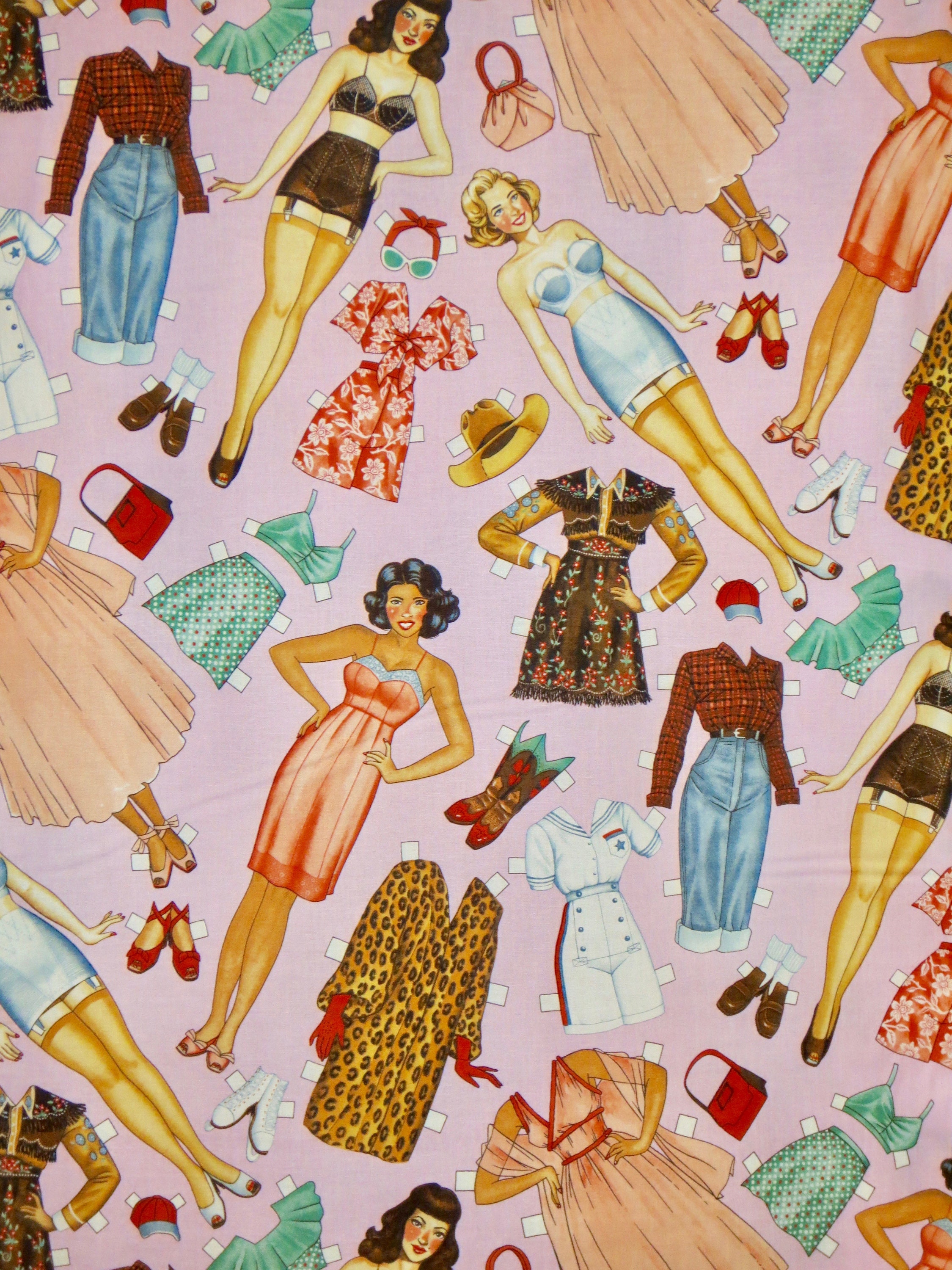 アレクサンダー・ヘンリーのピンクプリントの純綿生地に描かれた楽しい