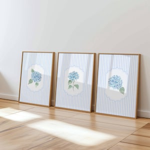 Conjunto de 3 arte de parede de hortênsia azul – estampas florais listradas para quarto, sala de estar, decoração costeira ou cottagecore