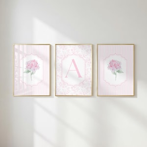 Set di 3 stampe artistiche da parete con motivi floreali rosa, iniziali personalizzate, ortensie, stile civettuolo e femminile, per la decorazione della camera da letto, download digitale.