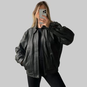 Blouson rétro oversize en cuir noir véritable des années 1990 : manteau bomber vintage coupe carrée