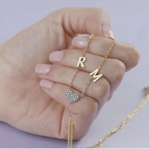 Collar con inicial en forma de corazón de plata de ley 925