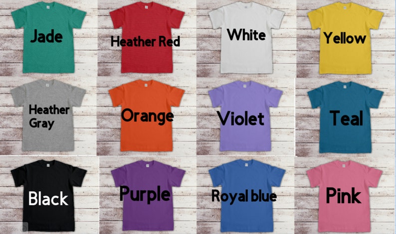 以下が含まれることがあります： 12色のTシャツのコレクション。色は、ジェイド、白、ヘザーレッド、イエロー、ヘザーグレー、オレンジ、バイオレット、ティール、ブラック、パープル、ロイヤルブルー、ピンク。各Tシャツは異なる色で、色はTシャツの前面に黒で印刷されています。