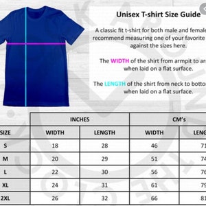 以下が含まれることがあります： ユニセックスTシャツのサイズガイド。インチとセンチメートルで測定したサイズが記載されています。表には、S、M、L、XL、2XLの各サイズにおけるシャツの幅と長さが示されています。