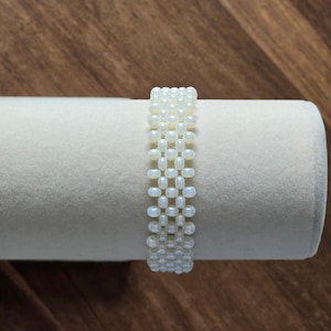 Pearl white beaded bracelet