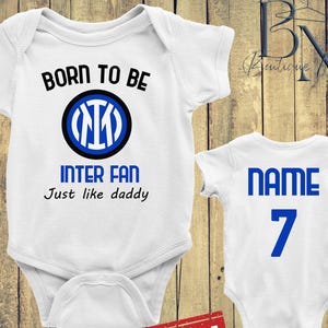 Könnte beinhalten: Zwei weiße Baby-Bodys. Einer hat den Text "BORN TO BE INTER FAN Just like daddy" mit einem blau-schwarzen Logo. Der andere hat "NAME" und die Zahl "7" in Blau. Ein rotes "CUSTOM"-Schild befindet sich unten.