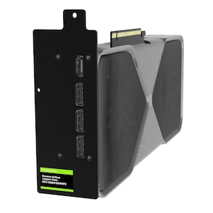 以下が含まれることがあります： RTX 3080/3090FEグラフィックカード用の黒いリバースエアフローアダプタープレート。アダプターには複数のポートがあり、製品情報が記載された緑と白のラベルが付いています。グラフィックカードはグレーとブラックです。