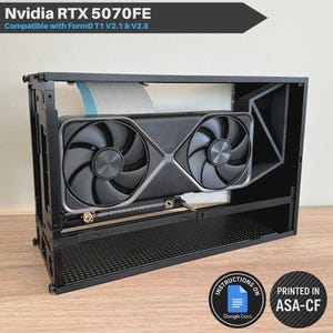 Puede incluir: Una caja de ordenador negra con una tarjeta gráfica Nvidia RTX 5070FE instalada. La tarjeta tiene dos ventiladores grandes. El texto en la imagen dice "Nvidia RTX 5070FE Compatible with FormD T1 V2.1 & V2.5". Instrucciones en Google Docs y la caja está impresa en ASA-CF.