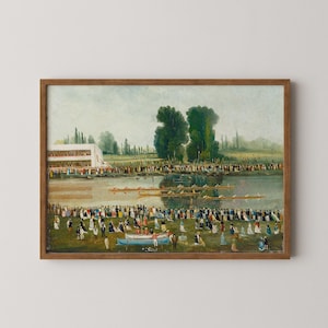 Puede incluir: Pintura vintage enmarcada que representa una competición de remo en un río. La obra presenta numerosas barcas de remo, espectadores en la orilla y una tribuna. La paleta de colores incluye verdes, azules y marrones, creando una escena histórica.