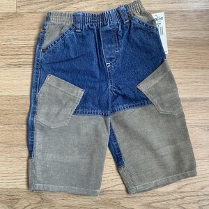 Puede incluir: Pantalones cortos de mezclilla azul y pana beige con cintura elástica. Los pantalones cortos tienen dos bolsillos delanteros y paneles de pana en la parte delantera y trasera. Los pantalones cortos tienen una etiqueta adjunta.