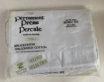 Könnte beinhalten: Ein weißes Doppelbett-Flachbettlaken in einer transparenten Plastikverpackung. Das Laken besteht aus 50 % Polyester und 50 % gekämmter Baumwolle. Auf der Verpackung steht "Permanent Press Percale" und "needs no ironing". Das Laken misst 206 cm x 264 cm.