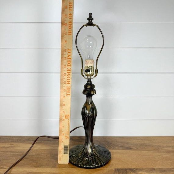VTG Art Deco Fleur de Lis Tischlampe Gussmetall bronziert Patina Elektrisch 60 cm