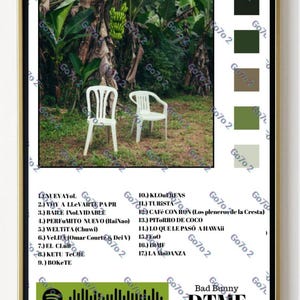 Puede incluir: Impresión artística enmarcada que presenta una escena tropical con dos sillas de plástico blancas en una zona cubierta de hierba, con plataneros al fondo. La impresión incluye una lista de canciones, un código Spotify y el texto "Bad Bunny DTMF".