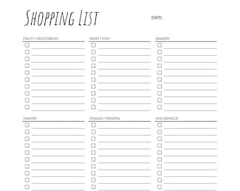 Könnte beinhalten: Eine weiße Einkaufsliste mit den Worten "SHOPPING LIST" in einer handschriftlichen Schriftart oben. Die Liste ist in Abschnitte für Obst/Gemüse, Fleisch/Fisch, Bäckerei, Speisekammer, Kühl-/Gefrierschrank, Haushalt, Getränke und Sonstiges unterteilt.
