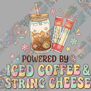 Könnte beinhalten: Grafikdesign mit einem Glas Eiskaffee mit Strohhalm, zwei Käsesnacks und dem Text "POWERED BY ICED COFFEE & STRING CHEESE" in bunten Buchstaben. Das Design beinhaltet Sterne und Blumen.