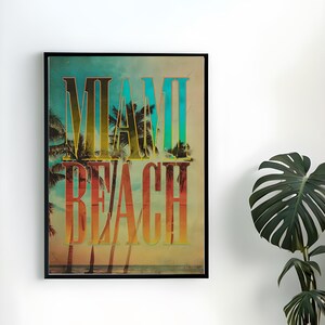 Póster vintage de Miami Beach, arte de pared retro de los años 70, decoración costera de palmeras, estampado tropical vibrante para el hogar, la oficina o las vacaciones.